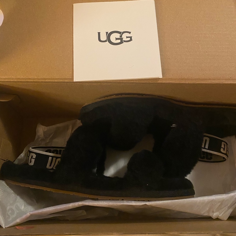 Girls “oh yeah” Ugg’s sandals